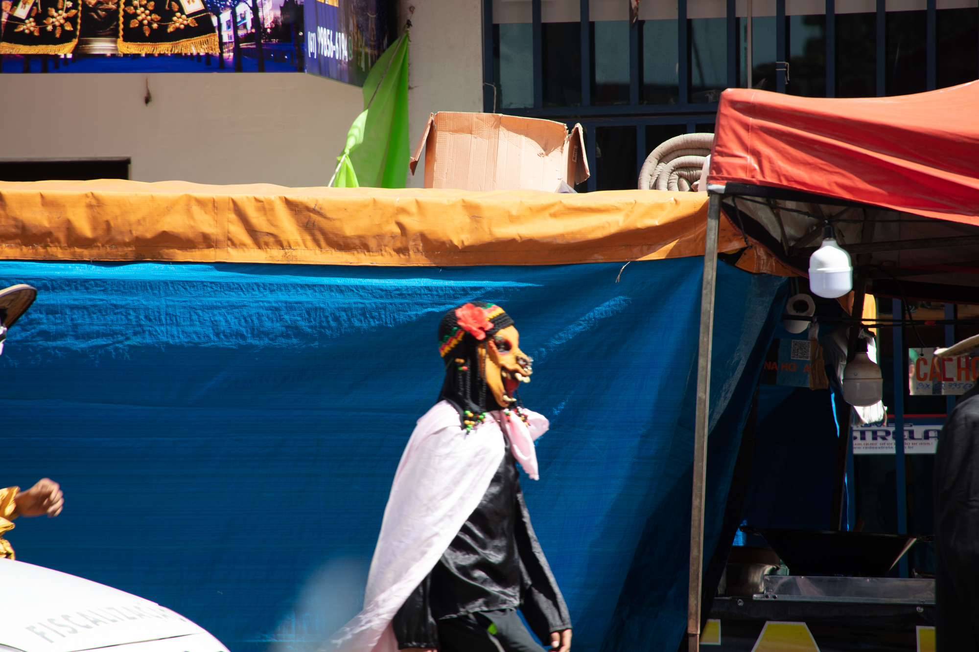 The mask and the blue canvas, Pirenópolis