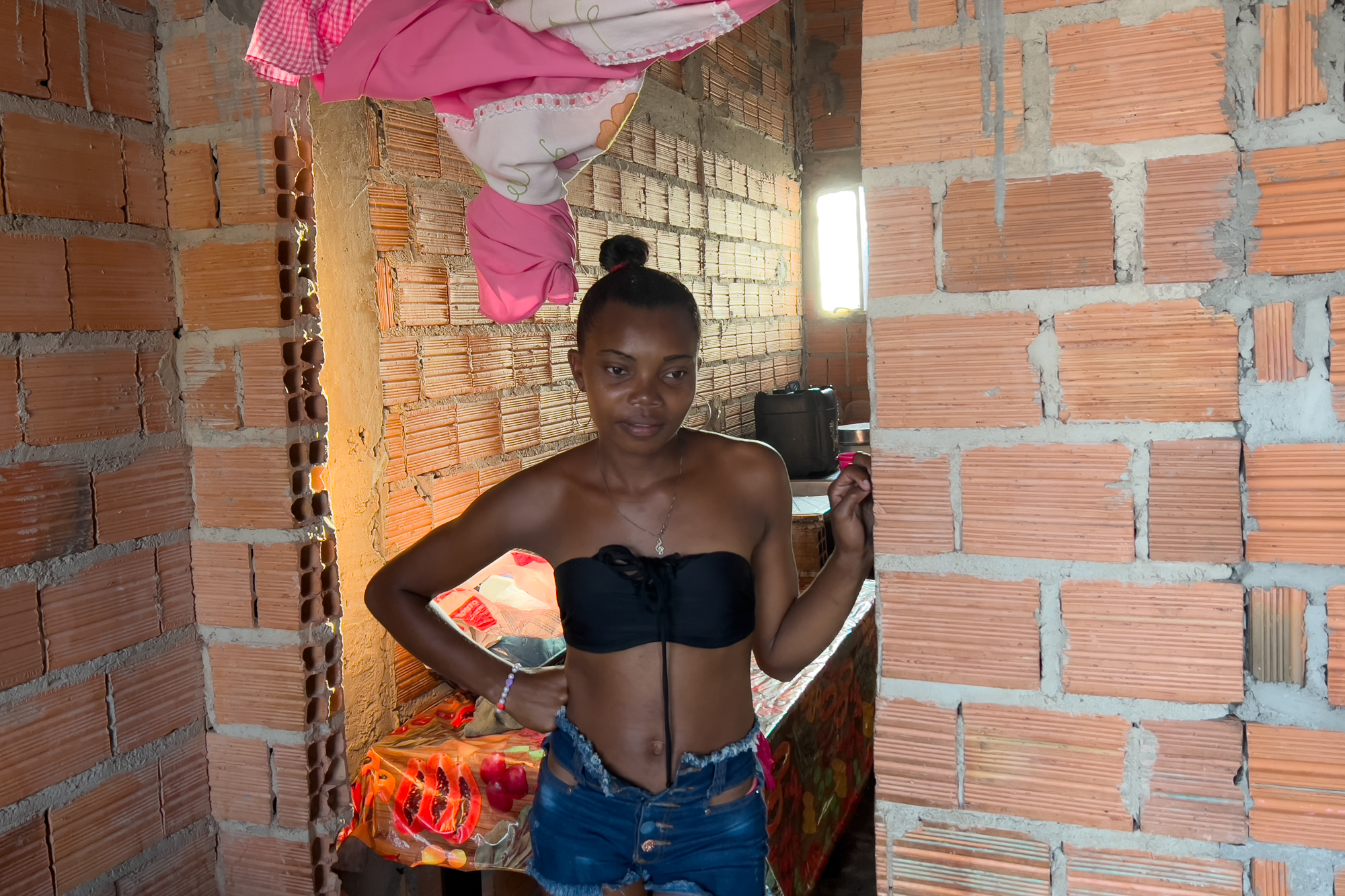 The girl in denim shorts, Cajari